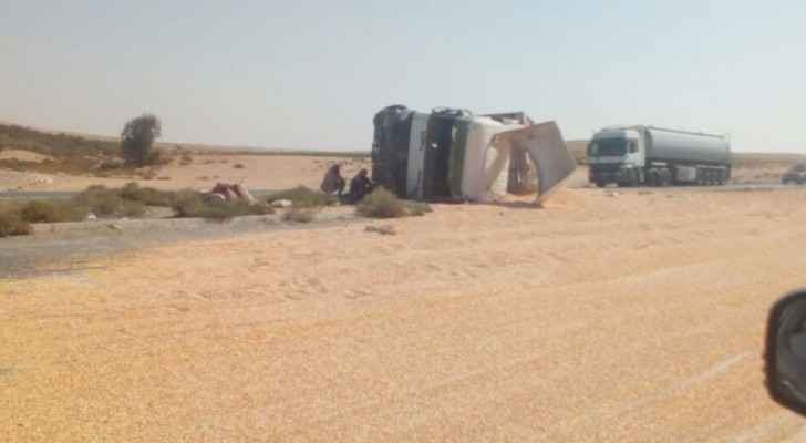 انقلاب الشاحنة على الطريق الصحراوي 