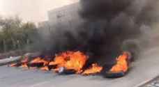 الزرقاء : مجموعة من الاحداث يغلقون شارع بالاطارات المشتعلة