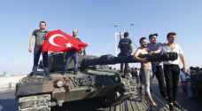 شاهد بالصور : هوس التصوير أمام الدبابات ينتقل إلى تركيا