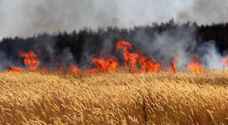 اخماد حريق اعشاب على الحد الأردني الفلسطيني