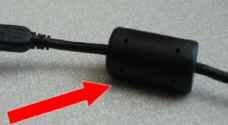 ما سر القطعة البلاستيكية الموجودة على أسلاك شحن الحاسوب؟