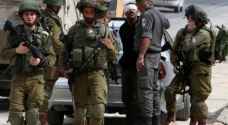 قوات الاحتلال تغلق إذاعة بالخليل وتعتقل 5 من موظفيها