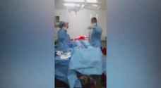 بالفيديو.. طبيب يرقص أثناء شق بطن المريض