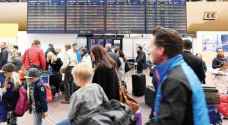 آلاف الركاب يعلقون في مطارات العالم.. تفاصيل
