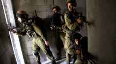 الاحتلال يقتحم منزلا في الشيوخ ويسرق 20 ألف شيقل