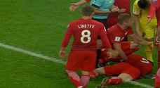 بالفيديو: شظية طائشة تسقط مهاجم المنتخب البولندي أمام رومانيا