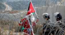 بالصور: بابا نويل الفلسطيني يرفع علم الأردن بوجه الاحتلال بالضفة