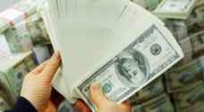الدولار يحافظ على ارتفاعه بعد رأس السنة