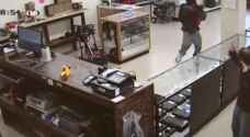 بالفيديو..لص 'أحمق' حاول سرقة محل أسلحة في أمريكا فقتل فوراً