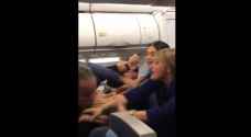 بالفيديو.. عراك بين ركاب يتسبب بهبوط طائرة لبنانية