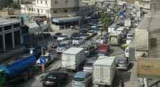 بالصور: أزمة سير خانقة بالزرقاء بعد انهيارات طريق اربد عمان