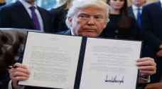 حجم توقيع ترامب يثير فضول مواقع التواصل