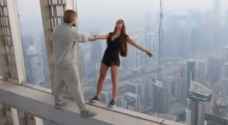 فيديو مخيف..روسية تغامر بحياتها من أعلى ابراج دبي من اجل صورة