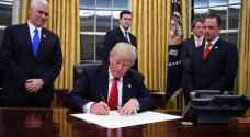 ترامب يوقع قرارا جديدا بشأن الهجرة.. تفاصيل