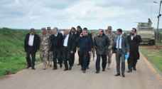 بالصور.. وفد نيابي يزور الحدود الشمالية