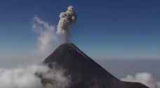فيديو غير مسبوق من فوهة البركان