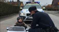 شرطي سويدي يوقف طفلاً يقود سيارة ويتجاوز السرعة