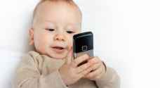 هذا ما يسببه الهاتف الذكي للأطفال والرضع