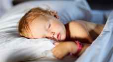نوم الأطفال مع الآباء يقلل ساعات نومهم