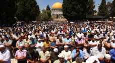 عشرات الآلاف يصلون في الأقصى بجمعة رمضان الأخيرة