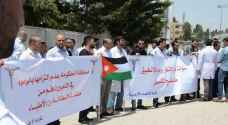 أطباء يحتجون أمام رئاسة الوزراء للمطالبة بفرص عمل