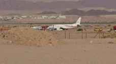 انحراف طائرة للأجنحة الملكية عن مدرج الهبوط في مطار العقبة..صور