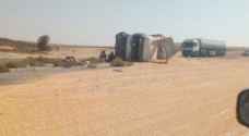 إصابة متوسطة بانقلاب شاحنة محملة بالاعلاف على الطريق الصحراوي
