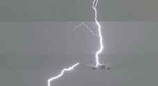 طائرة هولندية تنجو بأعجوبة من صاعقة برق..فيديو