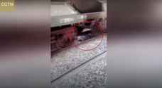 فيديو يحبس الأنفاس.. نجاة هندي استلقى تحت القطار