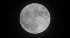بالصور.. 'القمر العملاق' يضيء السماء عبر العالم