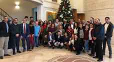 بالصور: مجموعة الصايغ تضيء شجرة الميلاد