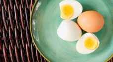 لا تضع البيض المسلوق بالميكروويف أبداً.. وهذا السبب!