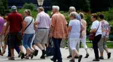 دراسة: الخروج من المنزل يطيل عمر كبار السن