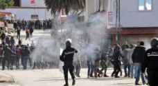 الشرطة التونسية تطلق قنابل الغاز لتفريق محتجين بالعاصمة