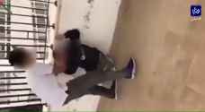 فيديو صادم لاعتداء طالب مدرسة على زميل له