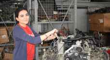 حسناء لبنانية تعمل مكانيكية وتتدرب على سباق السيارات ..صور