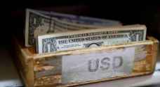 الدولار يهوي بفعل الرسوم الجمركية وتباطؤ الأجور