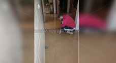 كسر خط رئيسي للمياه يتسبب بإغراق منزلين في ماركا الجنوبية.. فيديو وصور