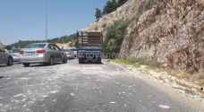 بالصور.. انهيارات صخرية تعيق حركة السير على طريق اربد - عمان