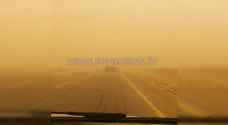 غبار كثيف وانعدام الرؤية الأفقية على طريق وادي عربة – البحر الميت.. فيديو
