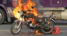 حريق دراجة نارية يتسبب باصابة شخصين وحرق مركبتين في الشميساني