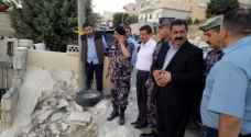 عدد من المسؤولين يتفقدون موقع المداهمة في السلط.. صور