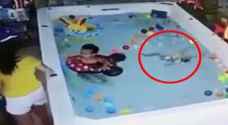 الصين: أم تنشغل بالهاتف بينما تغرق ابنتها