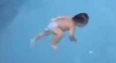 "الرضيعة المعجزة" عمرها عام وتسبح مثل المحترفين - فيديو