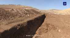 الجرافات تشق بطن الأراضي الأردنية في إربد لمد أنبوب غاز الاحتلال - فيديو