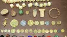 القبض على 3 أشخاص بحوزتهم قطع وعملات يعتقد أنها أثرية