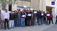 "موظفو البلديات" يعودون للإضراب.. والوزارة تؤكد تحقيق مطالبهم.. فيديو