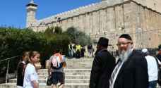 آلاف المستوطنين المتطرفين يستبيحون الحرم الإبراهيمي