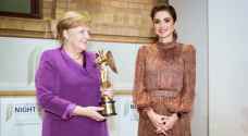 الملكة تسلم المستشارة الألمانية جائزة فكتوريا الذهبية الفخرية