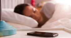 مركز أميركي يرصد مخاطر النوم قرب الهاتف